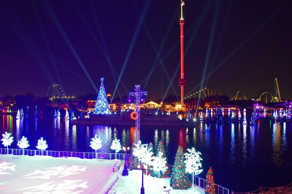 disney world decorated for christmas