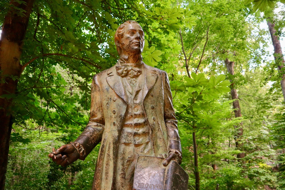 statue of washington irving